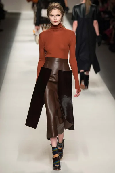 Look 19